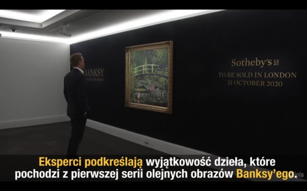 Dom aukcyjny Sotheby sprzedał obraz Banksy’ego „Show me the Monet” za 6,4 mln funtów. Po doliczeniu wszystkich opłat, anonimowy kupiec z Azji zapłaci za pastisz dzieła Claude'a Moneta - 7,5 mln funtów. Eksperci podkreślają wyjątkowość dzieła, które pochodzi z pierwszej serii olejnych obrazów Banksy’ego. Zachowujący do dziś anonimowość artysta, zaczynał od malowania graffiti i do dziś jest aktywny na tym polu. „Show me the Monet” to nawiązanie do obrazów francuskiego impresjonisty, który z upodobaniem malował lilie wodne w ogrodzie domu w Giverny. Banksy do dzieła Moneta dołożył współczesne wózki sklepowe i inne śmieci utopione w ogrodowym stawie.