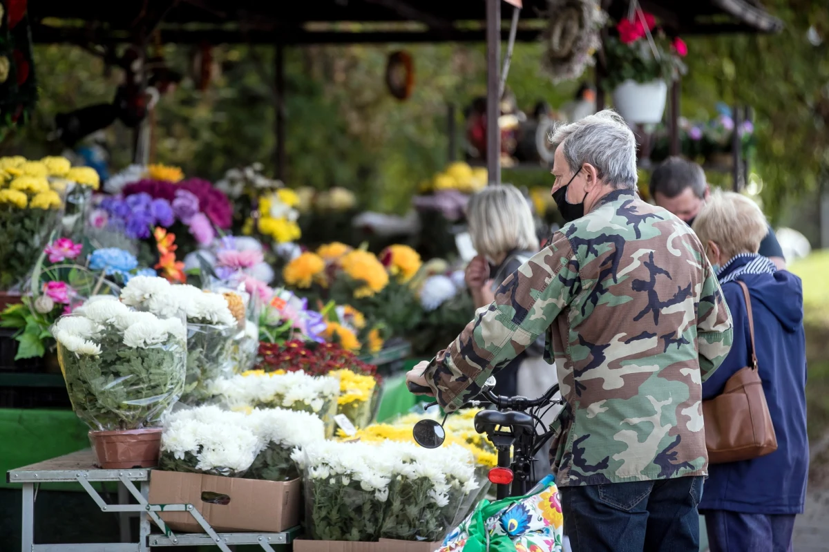 Decyzję dotyczącą funkcjonowania cmentarzy w dniu 1 listopada zostawiamy na przyszły tydzień, będziemy widzieli wówczas jak wygląda krzywa przyrostu zakażeń i wtedy decyzja o ewentualnych ograniczeniach zostanie ostatecznie podjęta - powiedział premier Mateusz Morawiecki. Szef rządu zastrzegł, że na tę chwilę cmentarze pozostają otwarte, ale zaapelował jednocześnie, żeby 1 listopada zostać w domach. 