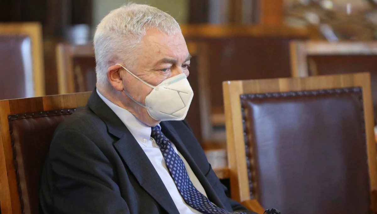 Prezydent Krakowa Jacek Majchrowski poinformował, że miał kontakt z osobą zakażoną koronawirusem i choć u niego test dał wynik ujemny udaje się na autokwarantannę i będzie pracował z domu. "Czuje się na razie dobrze. Jestem cały czas z Wami" - zapewnił mieszkańców.