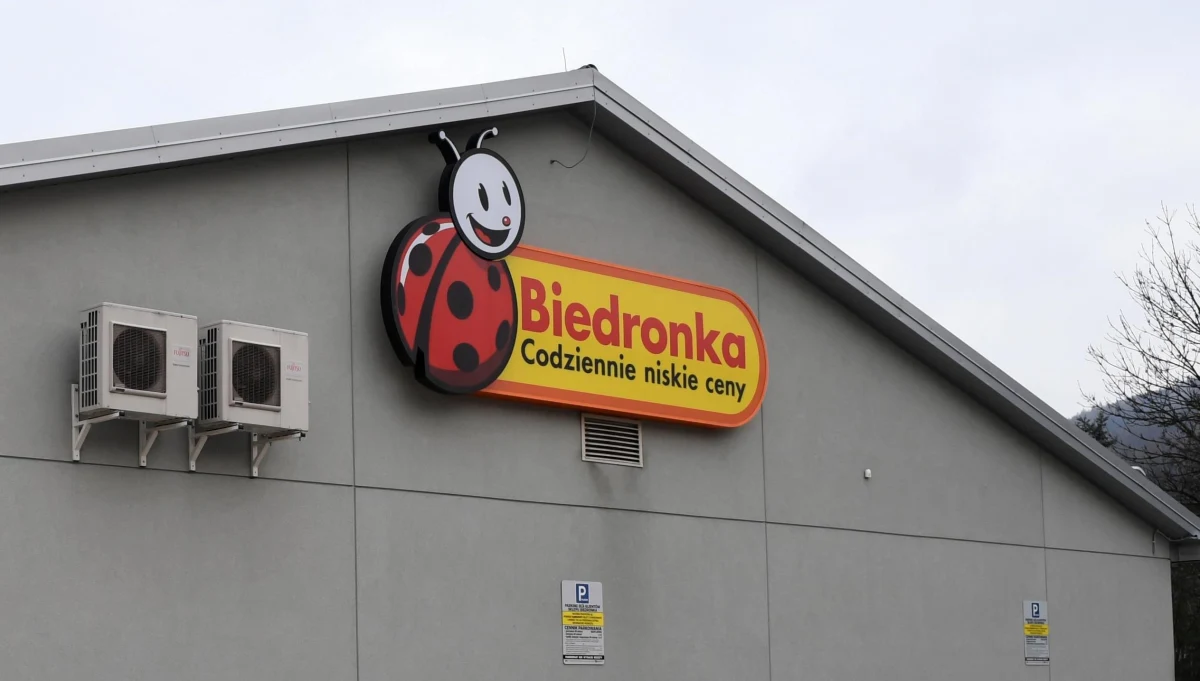 Sieć Biedronka wydłuża godziny funkcjonowania. Ponad tysiąc sklepów w całej Polsce będzie w piątek funkcjonowała do godz. 2 w nocy.