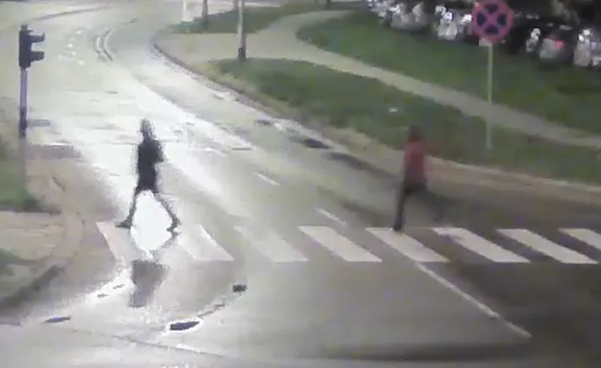 W szpitalu zmarł 27-letni mężczyzna zaatakowany przez nożownika w olsztyńskiej dzielnicy Jaroty. Rodzina zmarłego i policją proszą o pomoc w ustaleniu, kto jest napastnikiem. Na stronie internetowej komendy w Olsztynie opublikowano film z zapisu kamer monitoringu, na którym widać kobietę i mężczyznę.