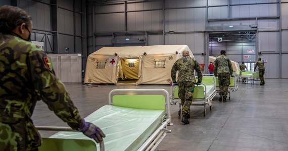 300 łóżek z dostępem do tlenu i respiratorami - tak ma wyglądać drugi szpital tymczasowy w województwie Mazowieckim. Pierwszy przygotowywany jest na Stadionie Narodowym. Znamy wstępne ustalenia techniczne, dotyczące szpitala, który ma powstać w hali wystawienniczej EXPO XXI przy ulicy Prądzyńskiego w Warszawie.
