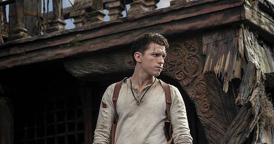 O historii powstania przygodowej gry "Uncharted" i próbach przeniesienia jej na duży ekran można by napisać książkę. Po latach zapewnień, że taki film powstanie, fani gry w końcu mogą mieć pewność, że rzeczywiście tak będzie. Wcielający się w rolę głównego bohatera filmu Tom Holland zaprezentował pierwsze zdjęcie z planu, na którym widać go w pełnej charakteryzacji.