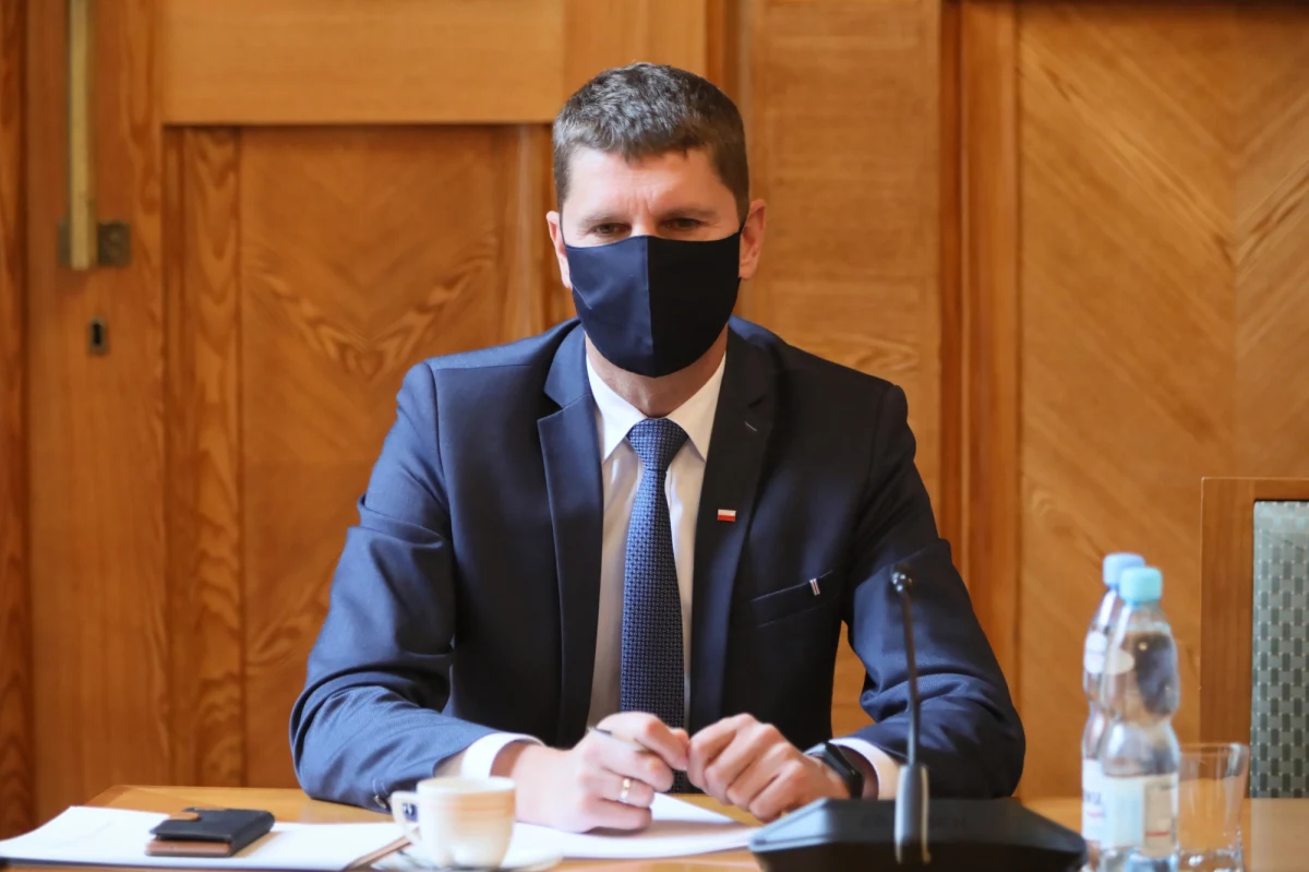 Były minister edukacji narodowej Dariusz Piontkowski został powołany na sekretarza stanu w Ministerstwie Edukacji Narodowej – poinformował resort edukacji na Twitterze. Na sekretarza stanu ponownie powołana została Marzena Machałek.