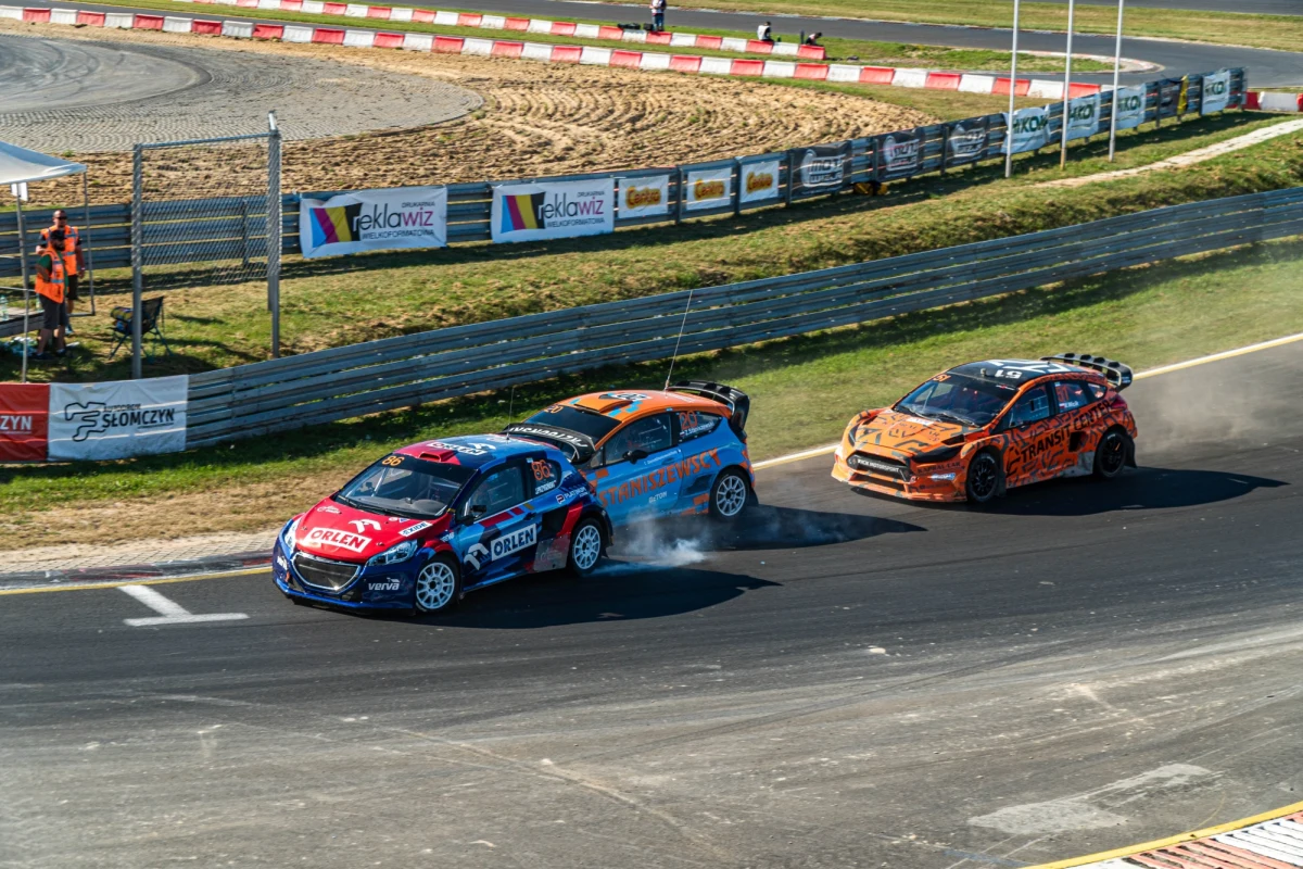 W dniach 24 – 25 października rozegra się ostateczna, czwarta runda Mistrzostw Polski w Rallycrossie, która została przeniesiona z Slovakiaringu na dobrze znany tor w Słomczynie. W najmocniejszej klasie Supercars zawodnik ORLEN Team powalczy o mistrzowski tytuł ze swoimi najmocniejszymi rywalami: Zbigniewem Staniszewskim i Marcinem Wicikiem. 
