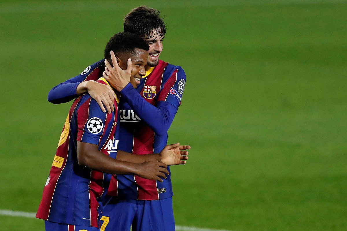 W sobotę odbędzie się najważniejszy mecz w kalendarzu hiszpańskiej ekstraklasy piłkarskiej - El Clasico. Do spotkania na Camp Nou zarówno Barcelona, jak i Real Madryt, podchodzą po ligowych porażkach w ubiegłym tygodniu.