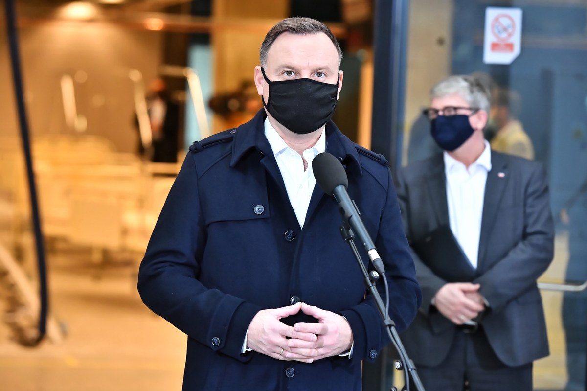 Prezydent Andrzej Duda ma koronawirusa - dowiedzieli się dziennikarze RMF FM. Przeprowadzony wczoraj test dał wynik pozytywny. Wszystko wskazuje na to, że prezydent zaraził się od jednego z funkcjonariusz Służby Ochrony Państwa. Ustalenia dziennikarzy RMF FM potwierdził też rzecznik Andrzeja Dudy. "Szanowni Państwo, zgodnie z zaleceniami wczoraj Prezydent miał wykonany test na obecność koronawirusa. Wynik okazał się pozytywny” - napisał Błażej Spychalski na Twitterze. Prezydencki lekarz zdecyduje, czy i kiedy wykonać Andrzejowi Dudzie drugi test na.
