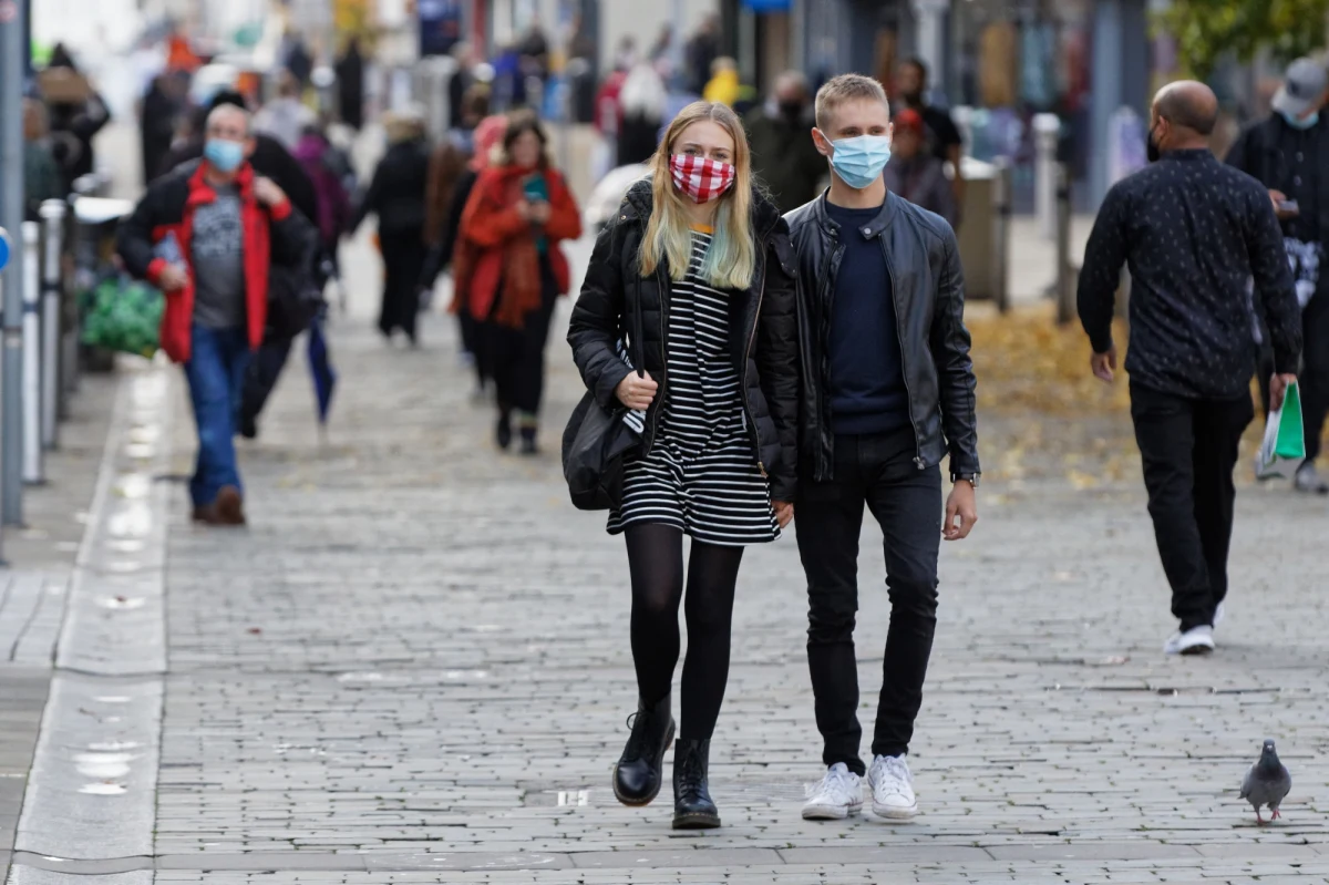 Przez Europę przechodzi druga fala pandemii koronawirusa. W prawie wszystkich państwach obowiązkowe jest noszenie maseczek. Za nieprzestrzeganie tego przepisu grożą wysoki kary. Ich wysokość waha się od równowartości 23 zł na Ukrainie do ponad 6 tysięcy funtów w Anglii. Od braku osłony nosa i ust odstrasza też kara więzienia.