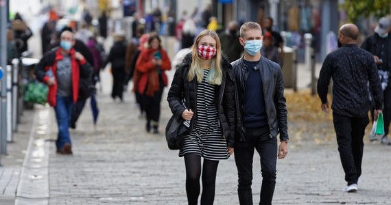 Przez Europę przechodzi druga fala pandemii koronawirusa. W prawie wszystkich państwach obowiązkowe jest noszenie maseczek. Za nieprzestrzeganie tego przepisu grożą wysoki kary. Ich wysokość waha się od równowartości 23 zł na Ukrainie do ponad 6 tysięcy funtów w Anglii. Od braku osłony nosa i ust odstrasza też kara więzienia.