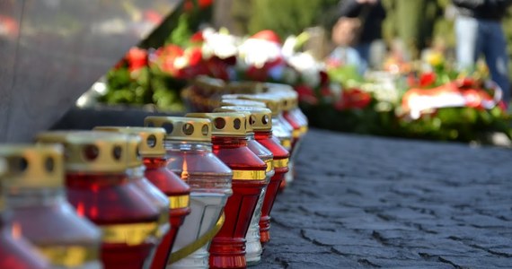 O odwołanie mszy św. i nabożeństw na cmentarzach w uroczystość Wszystkich Świętych zaapelował prymas Polski abp Wojciech Polak. Prymas zwrócił się też z prośbą, by 1 listopada nie organizować na cmentarzach tradycyjnych procesji.