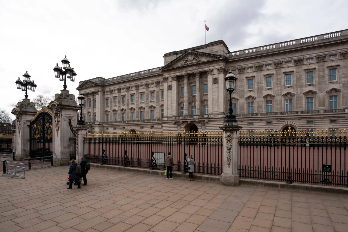 Dziś przestawiamy zegary z czasu letniego na zimowy. Zegary w komórkach, czy komputerach przestawią się same, ale wielu z nas będzie musiało cofnąć o godzinę czas na tradycyjnych zegarach – ściennych, czy takich na rękę. Niesamowicie dużo pracy będzie miał personel królewskiego zamku w Wielkiej Brytanii. Poświęcą w sumie 40 godzin na przestawienie łącznie ponad 1000 królewskich zegarów. 