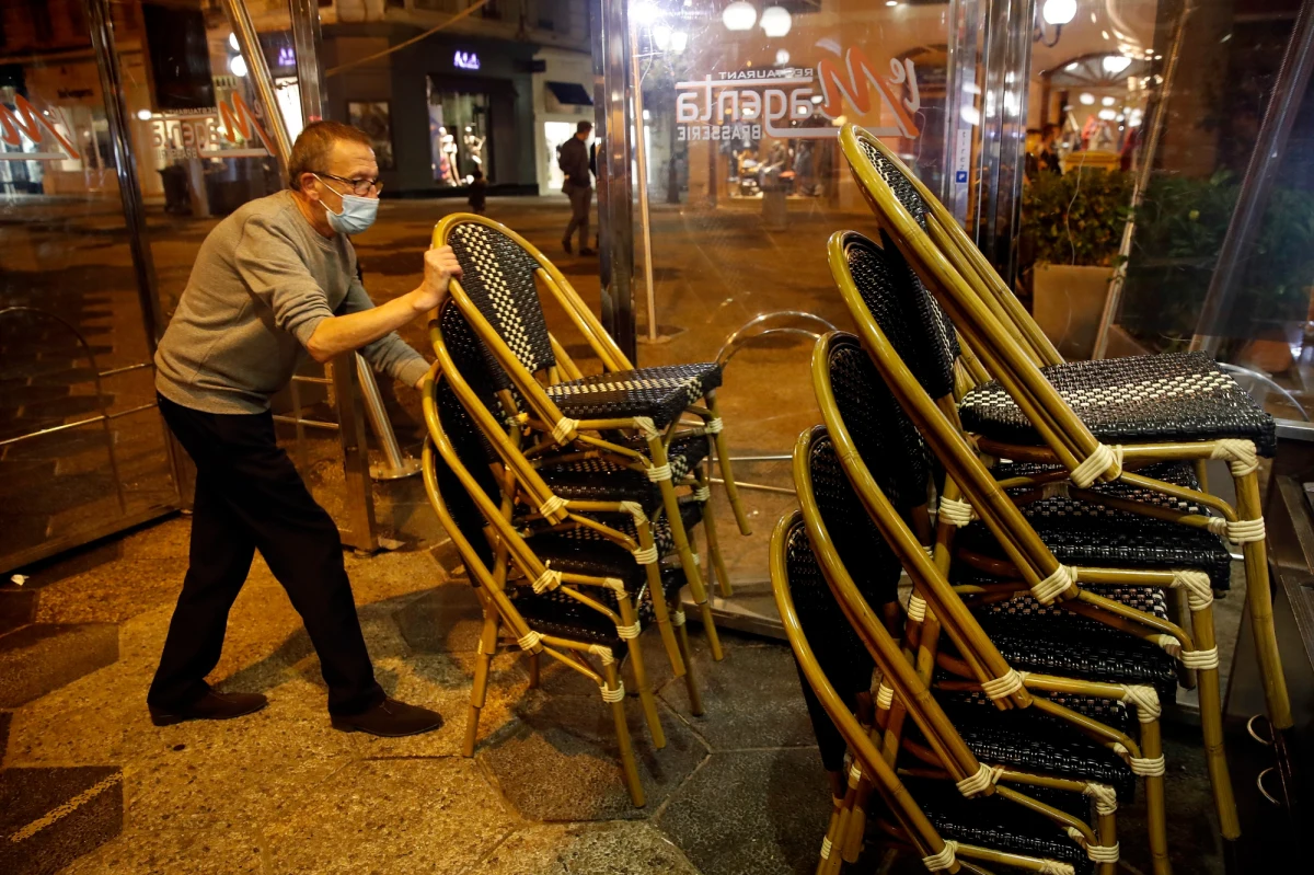 W całym kraju od dziś obowiązuje zakaz organizacji uroczystości rodzinnych oraz przyjęć okolicznościowych, np. wesel, konsolacji.  Nie działają też kluby nocne, dyskoteki i wesołe miasteczka. Ma to związek z nowymi ograniczeniami, które wprowadzono po to, aby powstrzymać rozprzestrzenianie się koronawirusa.