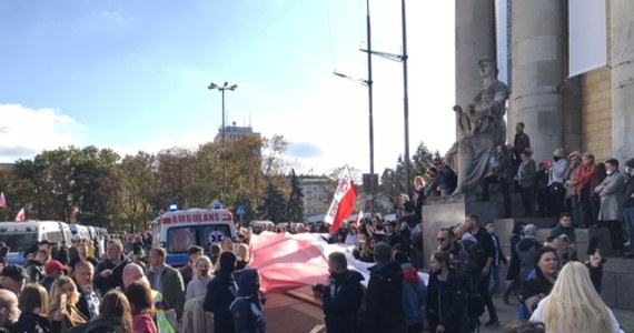 Około godz. 18 w sobotę w okolicach Pl. Defilad w Warszawie zakończył się protest przeciwników obostrzeń wprowadzonych w pandemii koronawirusa i koronasceptyków. Pałacem Kultury i Nauki na Placu Defilad protestowało kilka tysięcy osób. Rzecznik stołecznej policji Sylwester Marczak podał, że zgodnie z danymi na godz. 17 policjanci zatrzymali ponad 120 osób.