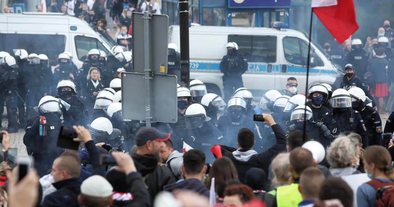 Warszawa. Demonstracja przeciwników obostrzeń sanitarnych. 