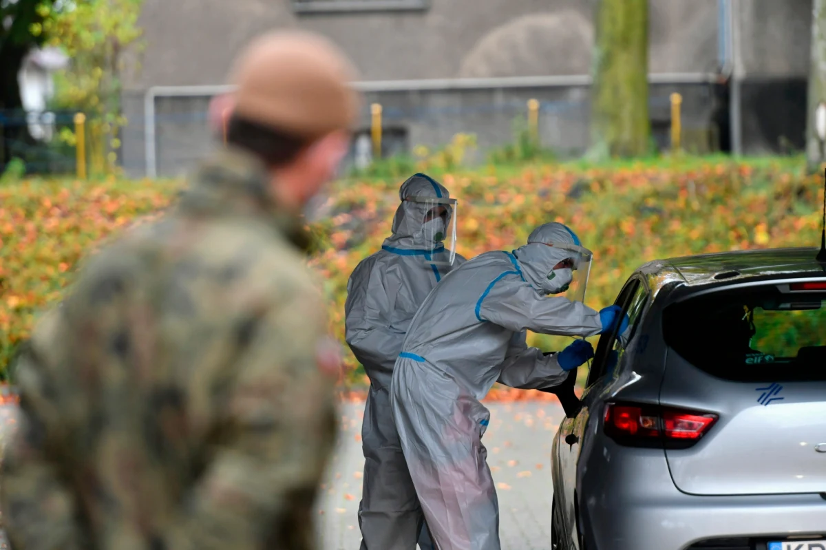 W sobotę resort zdrowia podał, że badania laboratoryjne potwierdziły zakażenie koronawirusem u kolejnych 13 tys. 628 osób, zmarło 179 osób. Jest to największa liczba zgonów w ciągu doby od początku epidemii. "Jeśli chodzi o liczbę nowych zakażeń to taki mniej więcej scenariusz przewidywaliśmy, i to nie teraz, tylko sześć, siedem tygodni temu” -  powiedział prezes Warszawskich Lekarzy Rodzinnych Michał Sutkowski.