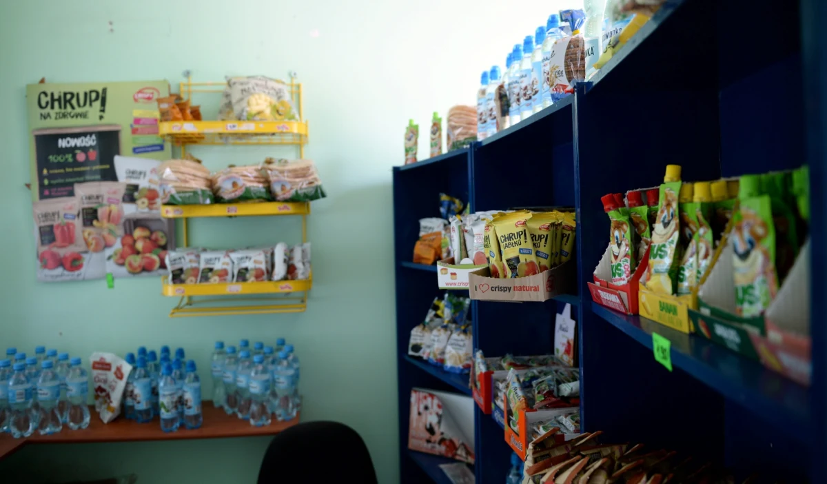 Sklepiki szkolne mogą znowu działać bez ograniczeń. W wielu placówkach oświatowych były one zamknięte z powodu... godzin dla seniora. Zostało to już prawnie zmienione.