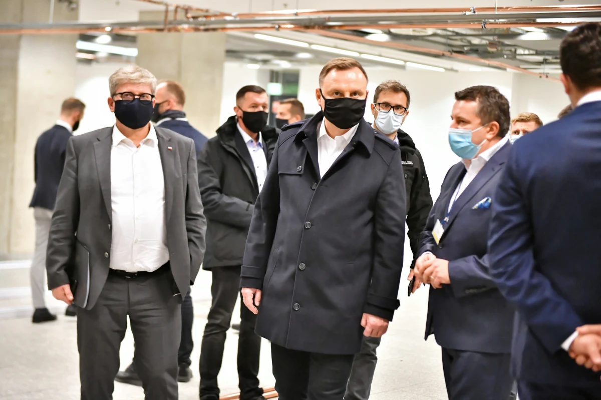 "Czuję się dobrze i najbliższe dni spędzę w samoizolacji, będę pracował zdalnie, nie ma z tym żadnego problemu, jestem w pełni sił, mam nadzieję, że tak pozostanie" - oświadczył w sobotę prezydent Andrzej Duda, u którego stwierdzono zakażenie koronawirusem.
