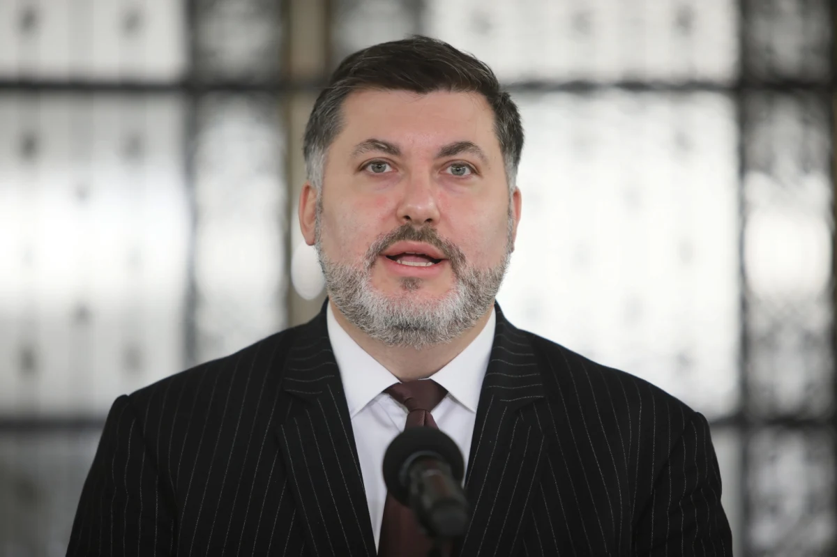 "W mojej ocenie całkowity zakaz aborcji i zmuszanie kobiet do rodzenia np. dzieci bez mózgu nie może mieć miejsca w cywilizowanym kraju. Takie sytuacje postrzegam jako nieludzkie" - napisał na Facebooku poseł Konfederacji Artur Dziambor zastrzegając jednak, że jako konserwatysta, jest "przeciwnikiem liberalizacji prawa aborcyjnego".