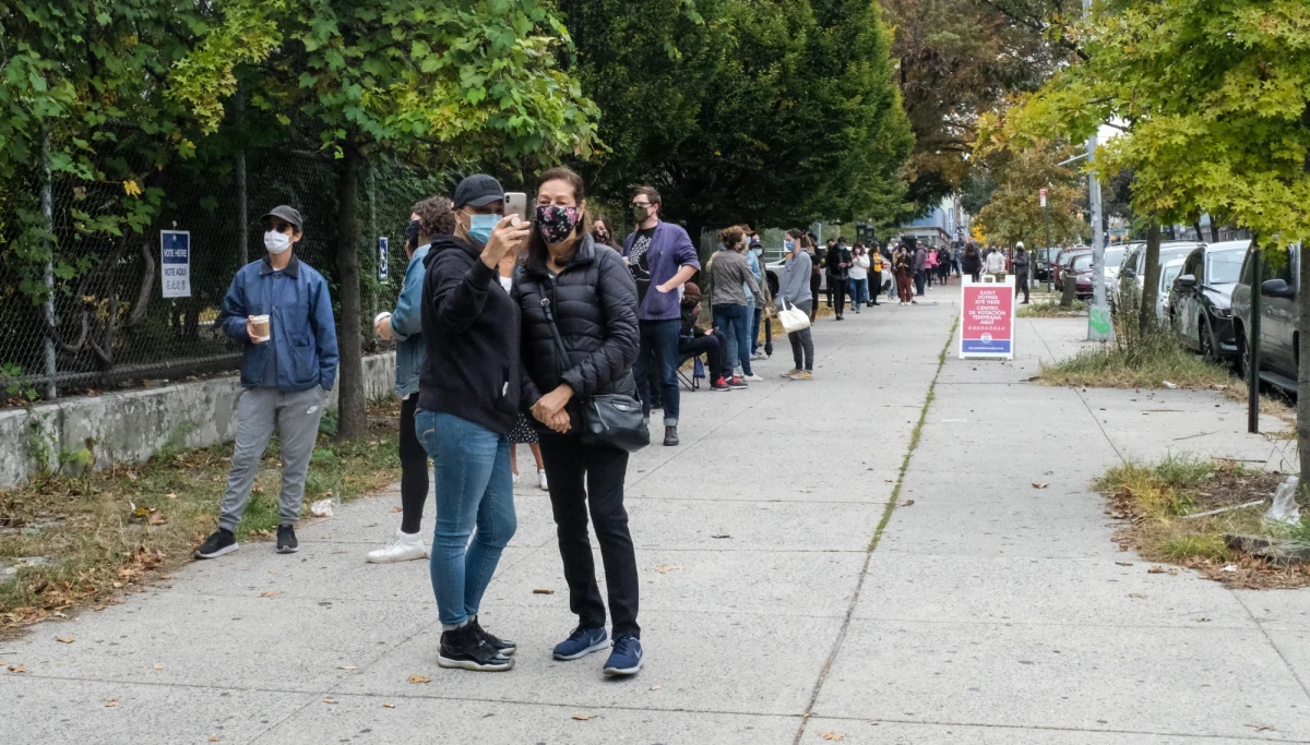 Pomimo, że w USA zarejestrowano w ciągu ostatniej doby rekordowy wzrost nowych przypadków koronowirus, a zagęszczony Nowy Jork, który był w USA wiosną epicentrum pandemii, zdołał uniknąć jej znacznego nasilenia. Należy do sześciu stanów o najniższym wskaźniku zakażeń.