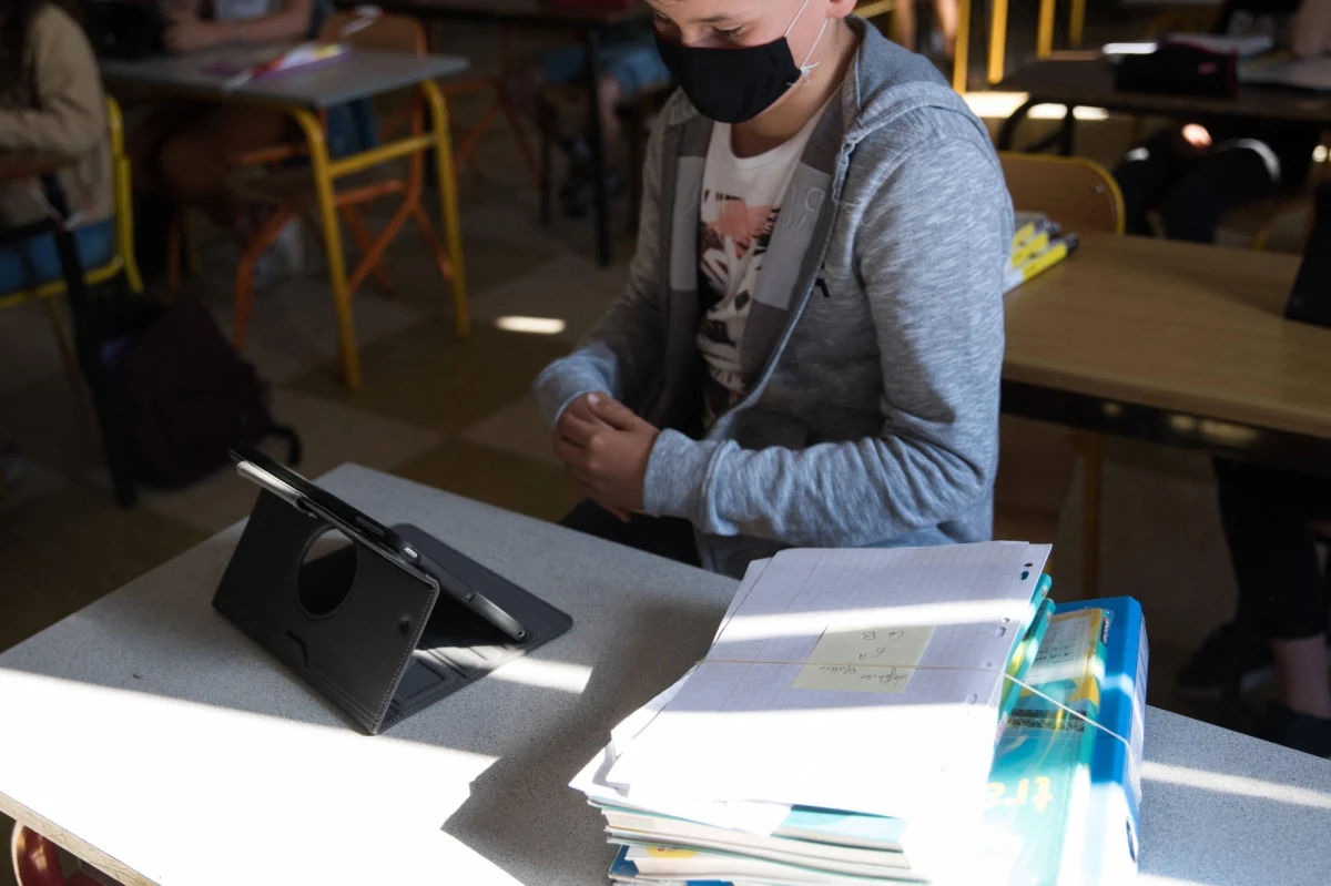 Pandemia koronawirusa wpływa na polskie szkolnictwo. Zgodnie z nowym rozporządzeniem lekcje w klasach IV-VIII szkół podstawowych będą odbywały się online. Zdalnie nauczanie wprowadzono także w liceach, technikach i innych placówkach ponadpodstawowych oraz na uczelniach. Zmiany będą obowiązywały do 8 listopada. "Zobaczymy, czy wprowadzane obecnie przez rząd ograniczenia przyniosą efekt wyhamowania wzrostu zakażeń" – skomentował minister edukacji i nauki Przemysław Czarnek.