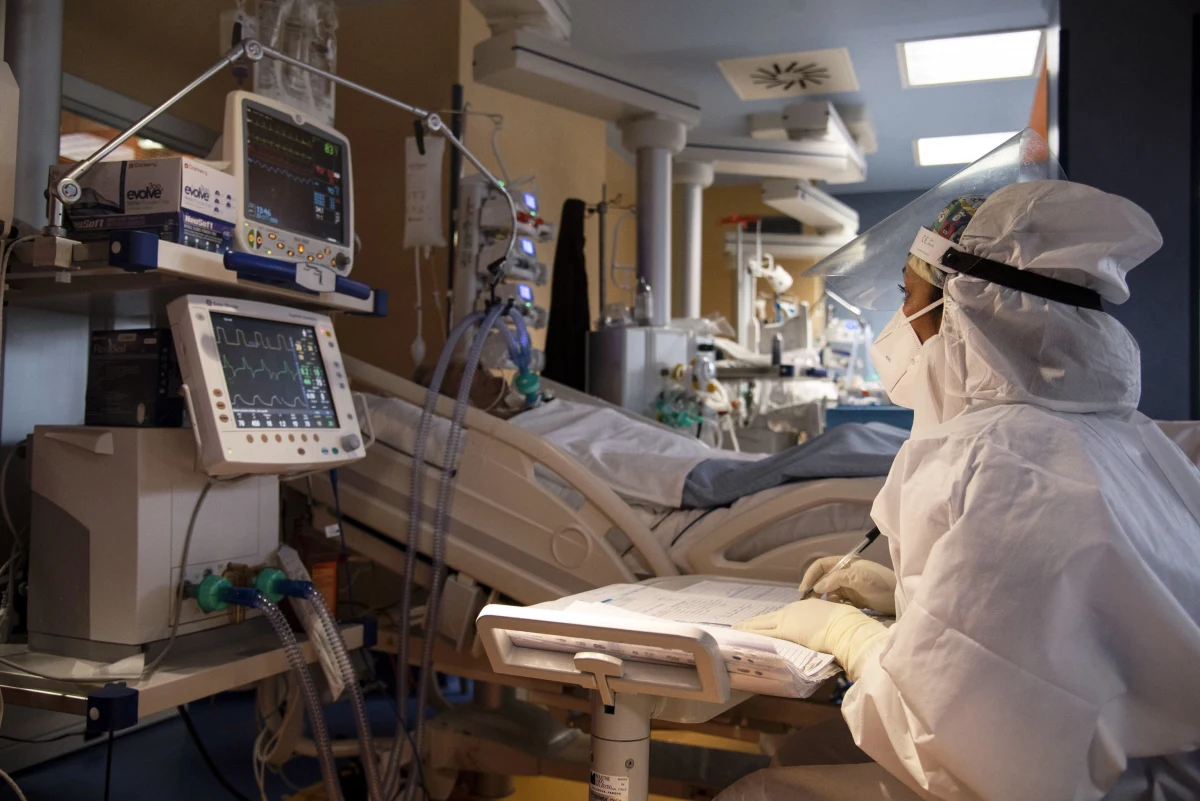 11 742 - tyle nowych przypadków zakażenia koronawirusem w Polsce odnotowało w ciągu ostatniej doby Ministerstwo Zdrowia. Z powodu Covid-19 zmarło łącznie 87 osób. 83 z nich miało choroby współistniejące. W szpitalach przebywa obecnie 11 887 pacjentów. 947 z nich jest podłączonych do respiratorów. Wykonano ponad 53,5 tys. testów. 