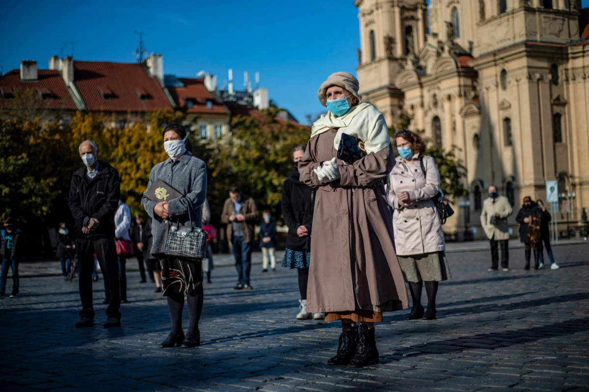 W sobotę w Czechach padł nowy weekendowy rekord zakażeń koronawirusem: 12 472 nowych potwierdzonych przypadków – wynika z danych ministerstwa zdrowia opublikowanych w niedzielę. Aktualnie zakażonych jest prawie 154 tys. osób.
