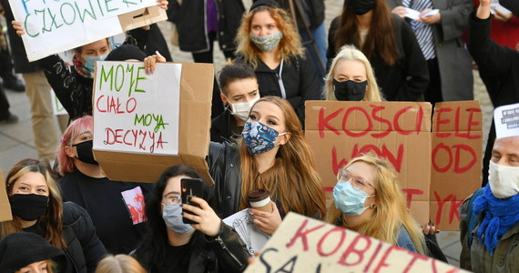 W polskich miastach odbyły się - w kolejnym już dniu - protesty po decyzji Trybunału Konstytucyjnego, który za niekonstytucyjne uznał przepisy zezwalające na aborcję ze względu na nieodwracalne uszkodzenie płodu. Polacy wyszli na ulice m.in. Krakowa, Rzeszowa, Łodzi, Białegostoku, Katowic, Gdańska czy Warszawy, ale także wielu mniejszych miast. "Chcę zaprotestować przeciwko temu, że kobiety nie mają prawa głosu, że jesteśmy na poziomie krajów afrykańskich, gdzie to prawo jest najgorsze. Jak nie wyjdziemy na ulice i będziemy siedzieć w domach, to niczego nie zmienimy" - powiedziała RMF FM uczestniczka protestu w Krakowie. Demonstrująca w Rzeszowie pytała, "gdzie jest Pierwsza Dama?". "Wyjdź i zjednocz się z kobietami" - apelowała do Agaty Kornhauser-Dudy. W poniedziałek o godz. 16 organizatorzy protestów zapowiadają blokady miast.