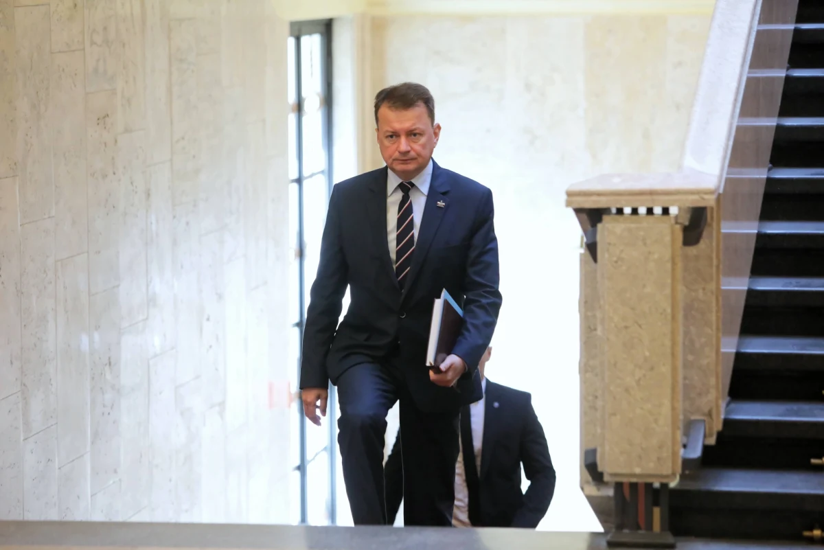 "Po przebyciu kwarantanny miałem zrobiony test na obecność koronawirusa; wynik niestety jest dodatni; czuję się dobrze" - poinformował na Twitterze minister obrony narodowej Mariusz Błaszczak.