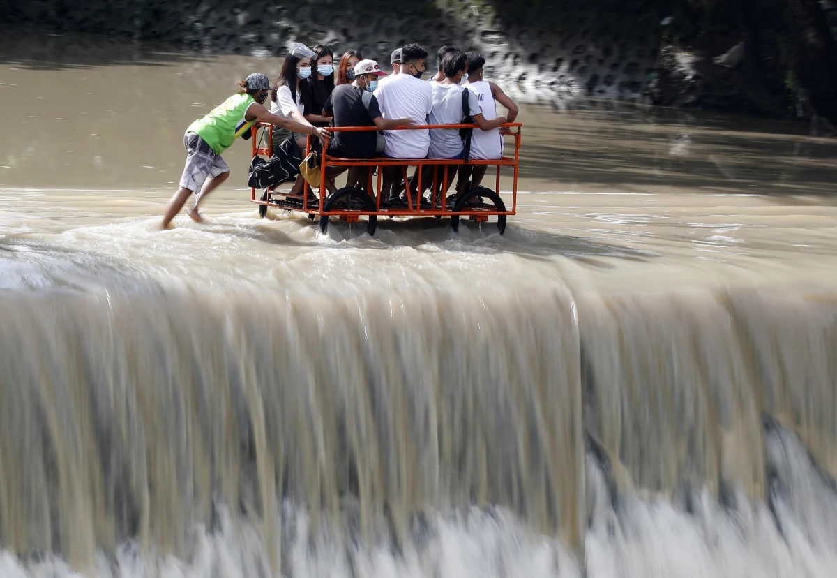 ​Tajfun Molave o szybkości wiatru dochodzącej do 180 km/godz zaatakował w poniedziałek Filipiny wyrządzając poważne zniszczenia i zmuszając ok. 45 tys. wieśniaków do szukania schronienia w szkołach i budynkach rządowych - poinformowały władze.