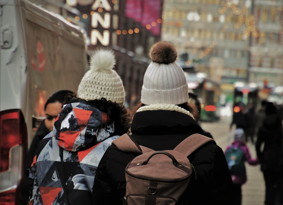 SARS-CoV-2 może się znaleźć na plecaku, ubraniach czy wózkach sklepowych – mówi dr hab. Piotr Rzymski z Uniwersytetu Medycznego w Poznaniu, ale zastrzega jednocześnie, że samo dotknięcie takiego przedmiotu nie oznacza zakażenia. Wirus musiałby się dostać na błony śluzowe, dlatego  - podkreśla - dezynfekcja rąk to podstawa.