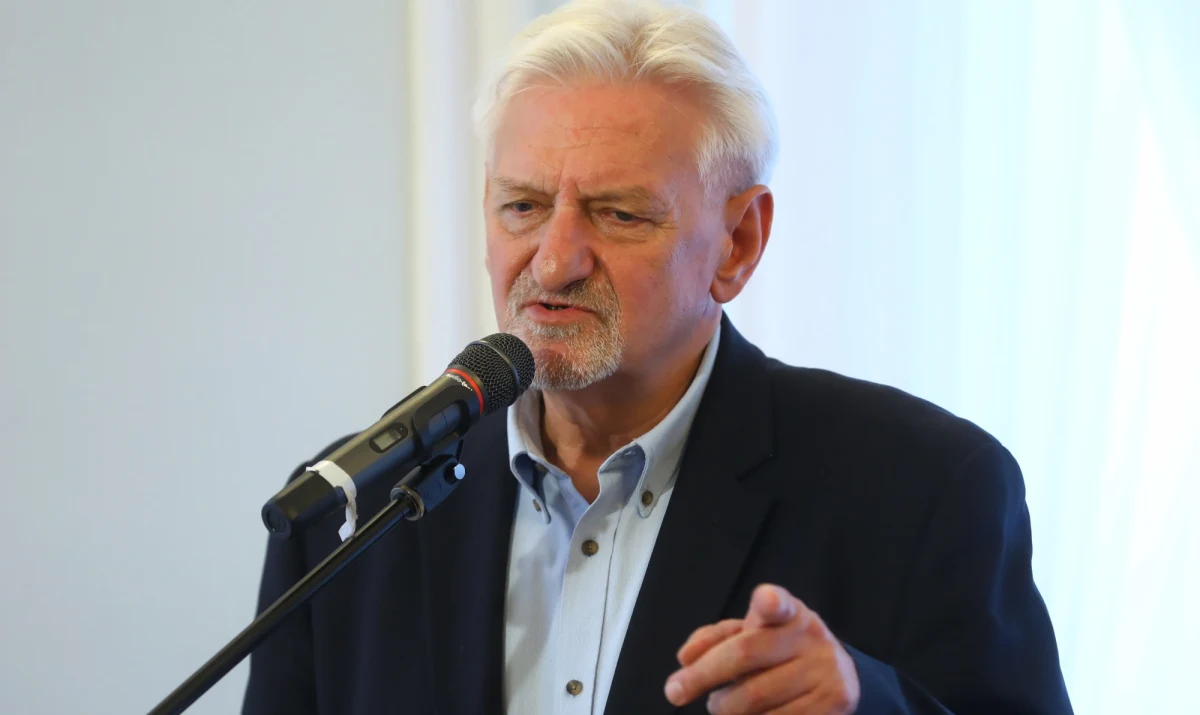 Szpitale polowe są budowane na trzeci etap epidemii. Nie było powodu, by to robić wcześniej - powiedział główny doradca premiera ds. Covid-19 prof. Andrzej Horban w wywiadzie opublikowanym w poniedziałek w "Do Rzeczy".