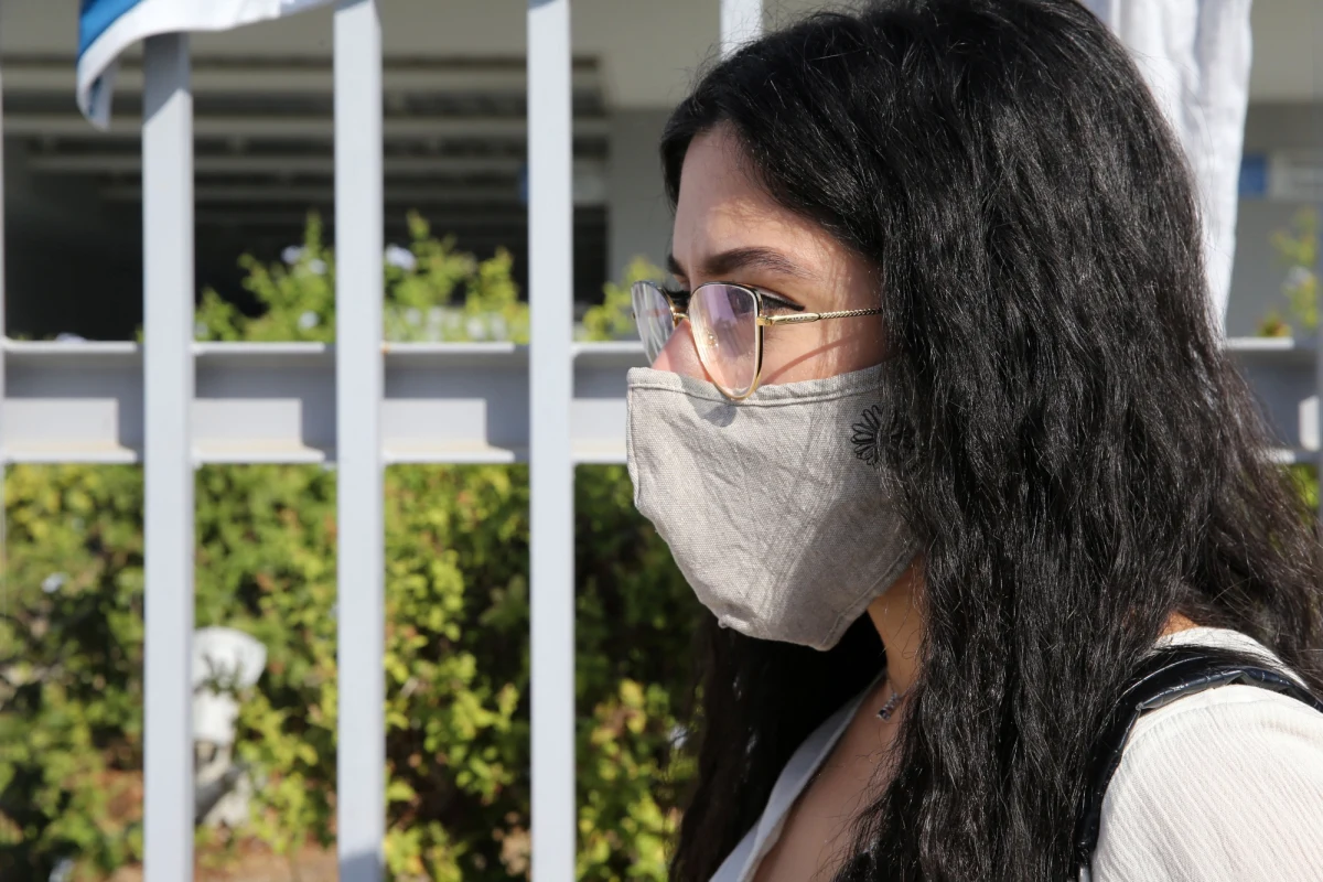 Mimo że w Polsce jest spora grupa osób, które negują zasłanianie ust i nosa, to jednak większość Polaków popiera bezwzględne karanie za brak maseczki - pisze "Super Express", powołując się na sondaż Instytutu Pollster.