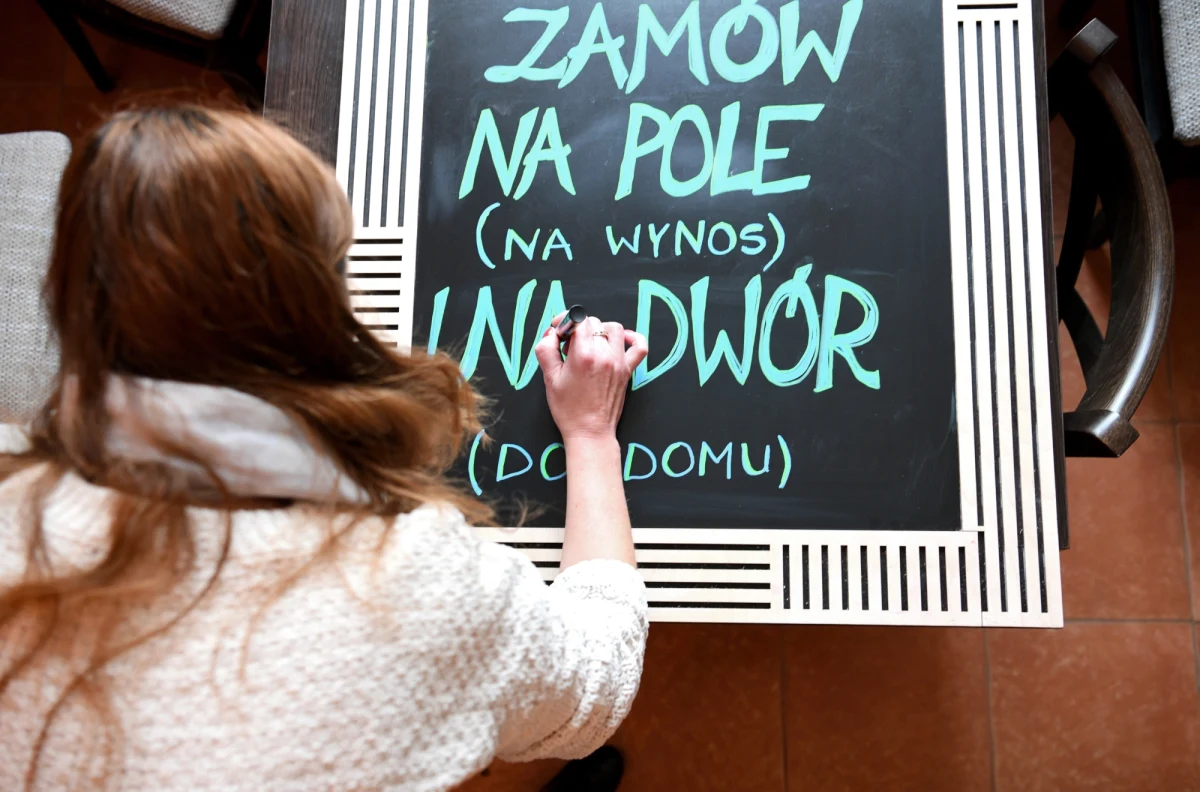 Ruszyły konsultacje wicepremiera i ministra rozwoju z przedstawicielami kolejnych branż, które ucierpiały z powodu obostrzeń koronawirusowych. Chodzi o sektor hotelarski, eventowy, konferencyjny, kongresowy i szkoleniowy. W piątek rozmawiano z branżą gastronomiczną. Dopiero jednak jutro Ministerstwo Rozwoju ma przedstawić przedsiębiorcom plan pomocy finansowej dla zagrożonych branż. Tak naszym dziennikarzom mówią urzędnicy resortu. 