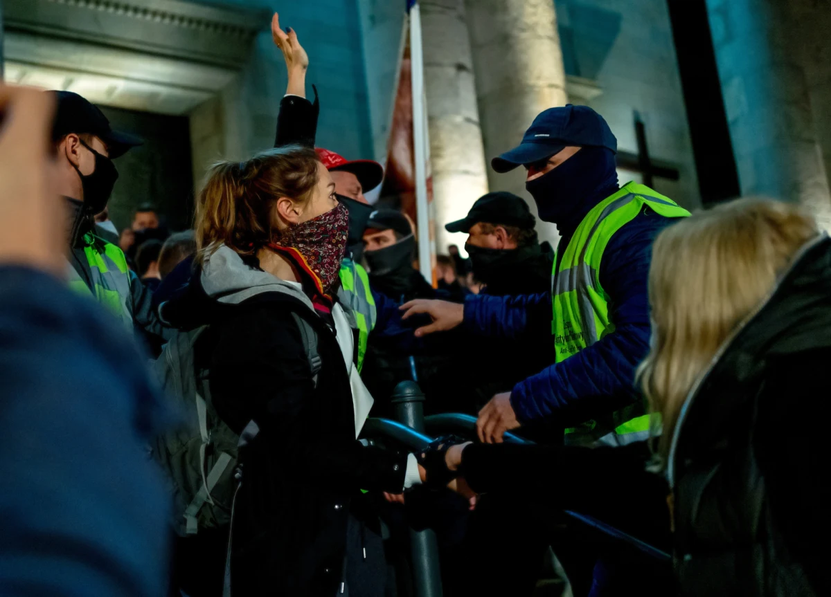 Szef klubu PiS Ryszard Terlecki zapowiada spotkanie Rady Koalicji w związku z orzeczeniem Trybunału Konstytucyjnego, według którego aborcja ze względu na ciężkie uszkodzenie płodu jest niezgodna z konstytucją. Porozumienie Jarosława Gowina wzywa do nowelizacji prawa aborcyjnego, które zawęziłoby interpretację wyroku. Przepisy miałyby chronić dzieci z zespołem Downa, matki miałyby jednak prawo do decyzji w przypadkach skrajnych i bardzo rzadkich przypadków. 
