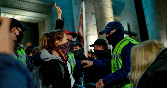 Szef klubu PiS Ryszard Terlecki zapowiada spotkanie Rady Koalicji w związku z orzeczeniem Trybunału Konstytucyjnego, według którego aborcja ze względu na ciężkie uszkodzenie płodu jest niezgodna z konstytucją. Porozumienie Jarosława Gowina wzywa do nowelizacji prawa aborcyjnego, które zawęziłoby interpretację wyroku. Przepisy miałyby chronić dzieci z zespołem Downa, matki miałyby jednak prawo do decyzji w przypadkach skrajnych i bardzo rzadkich przypadków. 