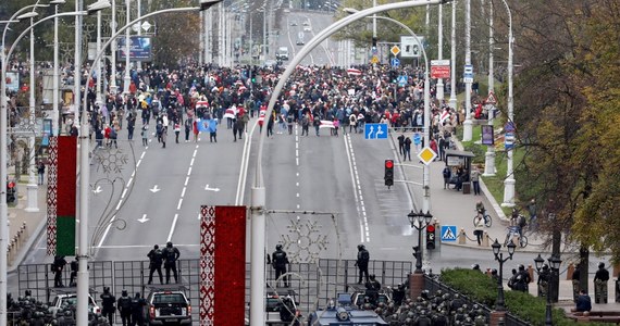 523 osoby zatrzymała białoruska milicja podczas protestów, które odbyły się w niedzielę w kilkunastu miastach kraju - podało w poniedziałek MSW Białorusi. Ministerstwo powiadomiło, że protesty odbyły się we wszystkich miastach obwodowych (wojewódzkich).