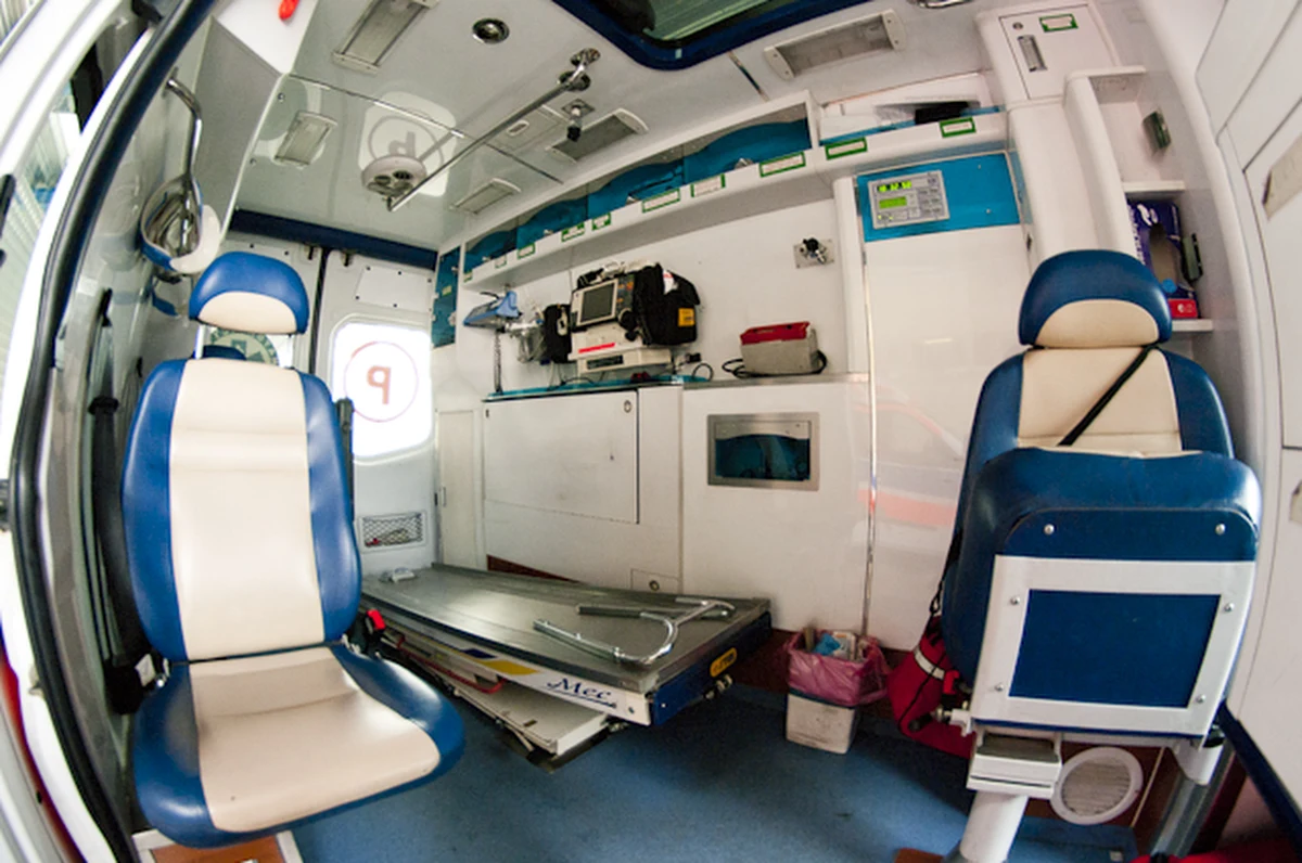 Mazowiecki Szpital Specjalistyczny w Radomiu apeluje o pomoc. Lecznica potrzebuje dwóch nowych karetek transportowych. Pracują w nich kierowcy karetek, sanitariusze i ratownicy medyczni, którzy przewożą pacjentów ze szpitala do innych placówek medycznych albo odwożą chorych do domów.