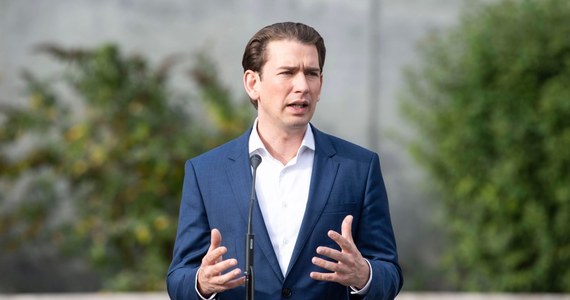 ​Kanclerz Austrii Sebastian Kurz oświadczył w poniedziałek, że w razie utrzymania się znacznego wzrostu liczby zakażeń koronawirusem może być konieczny drugi lockdown. Przez ubiegłą dobę wykryto w Austrii 2456 nowych infekcji, czyli ponad dwa razy więcej niż tydzień wcześniej.