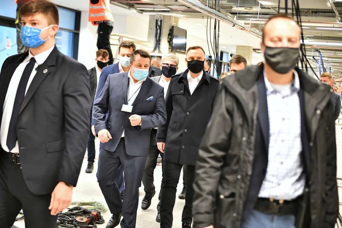 „Pandemiczne procedury Służby Ochrony Państwa mogłyby działać lepiej” - przyznaje w RMF FM były szef BOR-u Andrzej Pawlikowski po tym, jak premier i prezydent mieli kontakt z zakażonymi funkcjonariuszami. 