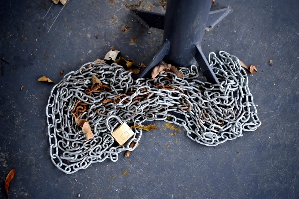 "To nie jest pierwszy i ostatni lockdown. Dopóki nie będzie szczepionki jesteśmy skazani na pulsacyjne odmrażanie i zamrażanie życia społecznego kontrolując liczbę przypadków i miejsc w szpitalach" – powiedział pediatra, immunolog, ekspert ds. COVID-19 Naczelnej Rady Lekarskiej dr Paweł Grzesiowski.