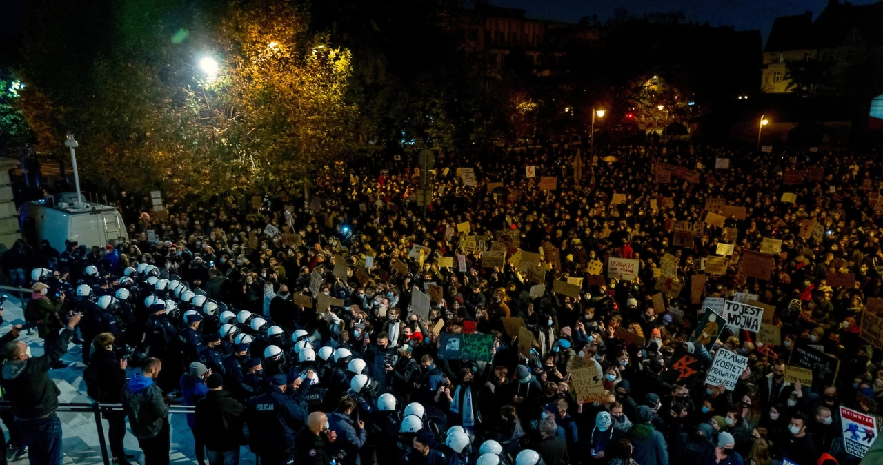 Policja zabezpiecza protest przeciwko decyzji Trybunału Konstytucyjnego w sprawie przepisów aborcyjnych przed Archikatedrą Chrystusa Króla w Katowicach