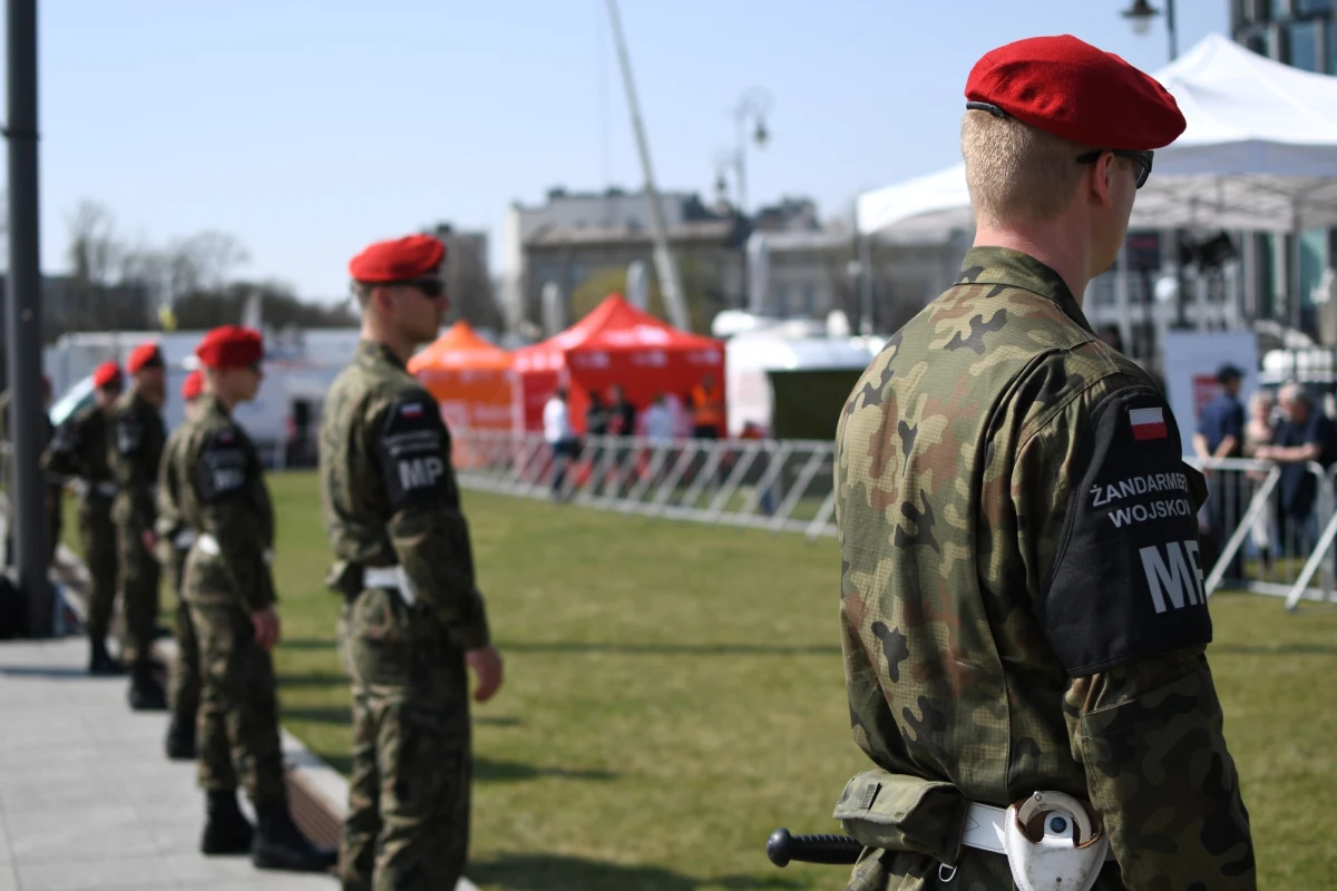 Żandarmeria Wojskowa będzie pomagała Policji na ulicach polskich miast. Chodzi o wsparcie w "zakresie ochrony bezpieczeństwa i porządku publicznego”. Zarządzenie Mateusza Morawieckiego opublikowano w Monitorze Polskim.