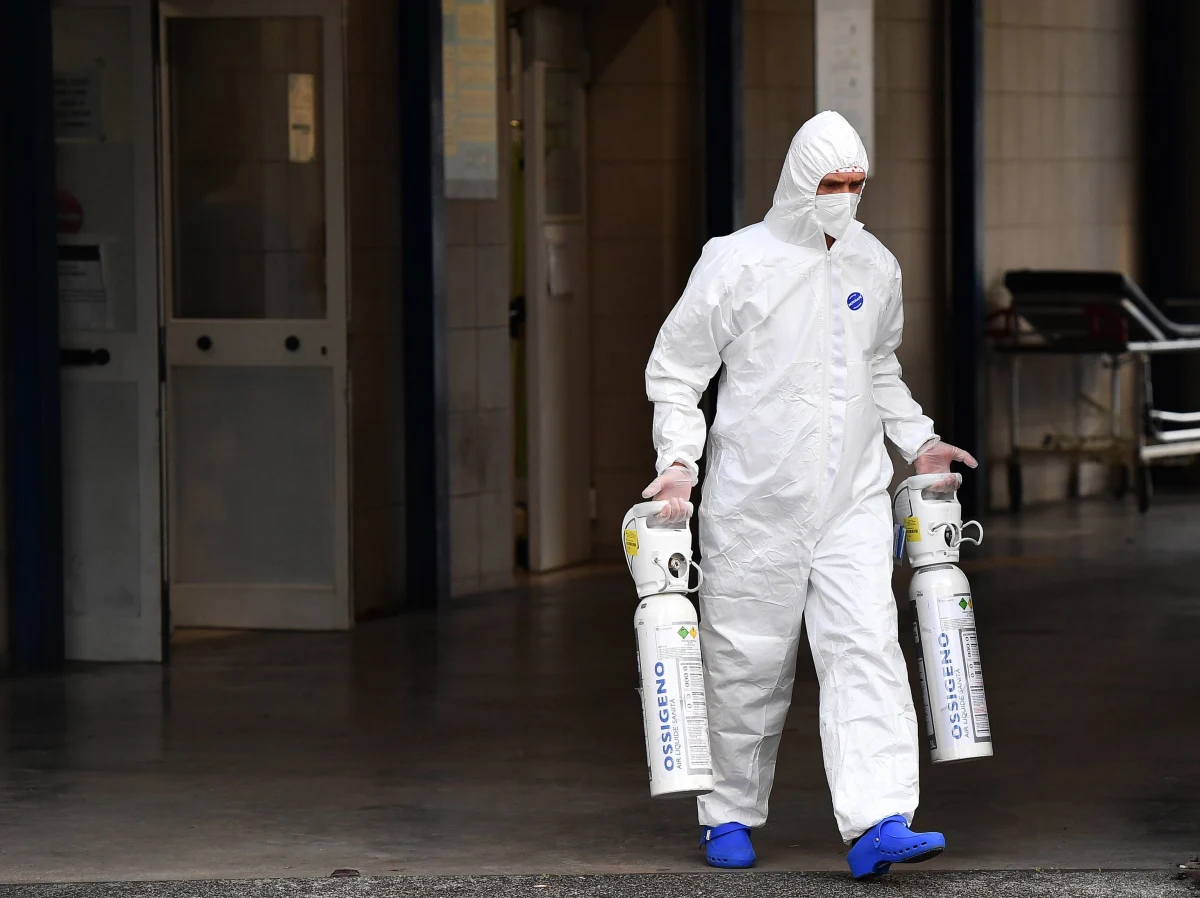 Jeśli obecny wzrost liczby osób przyjmowanych na oddziały intensywnej terapii z powodu koronawirusa utrzyma się, w ciągu 15 dni może liczba pacjentów może osiągnąć 2 tys., co oznacza maksymalną pojemność - poinformował Yves Van Laethem, federalny rzecznik ds. walki z koronawirusem.