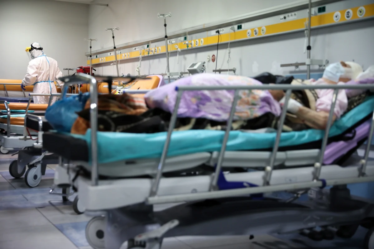 "System ochrony zdrowia jest policzony na kilkanaście do 30 tys. chorych, którzy otrzymają pomoc medyczną zgodnie z zasadami sztuki medycznej. Wszyscy chcemy uniknąć pełnego lockdownu" - powiedział prof. Andrzej Horban, główny doradca premiera ds. epidemii.