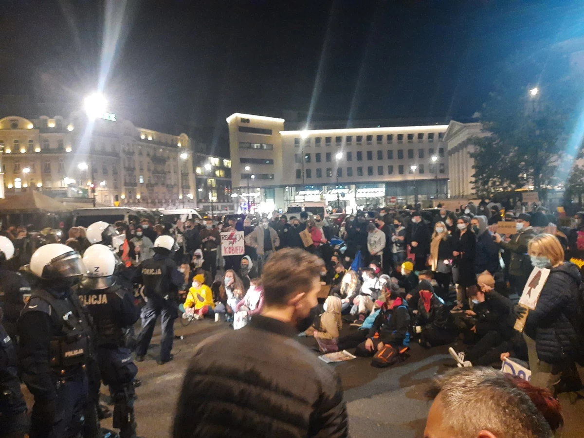 "Grupa około 100 mężczyzn broniła kościoła św. Aleksandra przed agresywnym tłumem, który rzucał w nich petardami, szkłem, jabłkami, puszkami z farbą" - twierdzi posłanka Anna Maria Siarkowska (PiS) pytana o zajścia na pl. Trzech Krzyży, do których doszło w poniedziałek wieczorem.