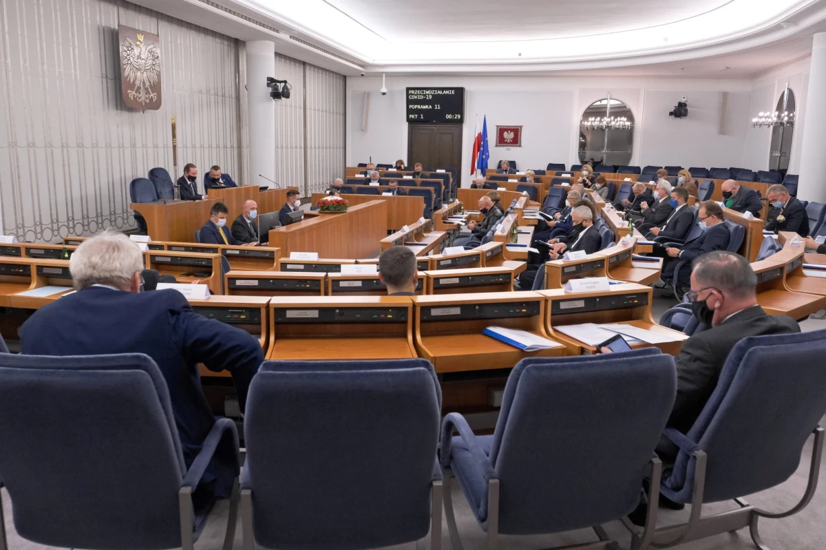 Przyznanie dodatku w wysokości 100 procent wynagrodzenia wszystkim - a nie tylko tym skierowanym do pracy - pracownikom służby zdrowia zaangażowanym w leczenie chorych na Covid-19 czy utworzenie Funduszu Pomocy, z którego finansowany byłby zakup testów na koronawirusa m.in. dla personelu medycznego i osób powyżej 60 lat: to niektóre z ponad 40 poprawek do ustawy covidowej popartych w nocnych głosowaniach przez Senat. Ustawa przewiduje również m.in. zwolnienie lekarzy z odpowiedzialności karnej za nieumyślne błędy popełnione w czasie zwalczania epidemii czy grzywny za nieprzestrzeganie obostrzeń: np. nienoszenie maseczek. Teraz projekt wróci do Sejmu.