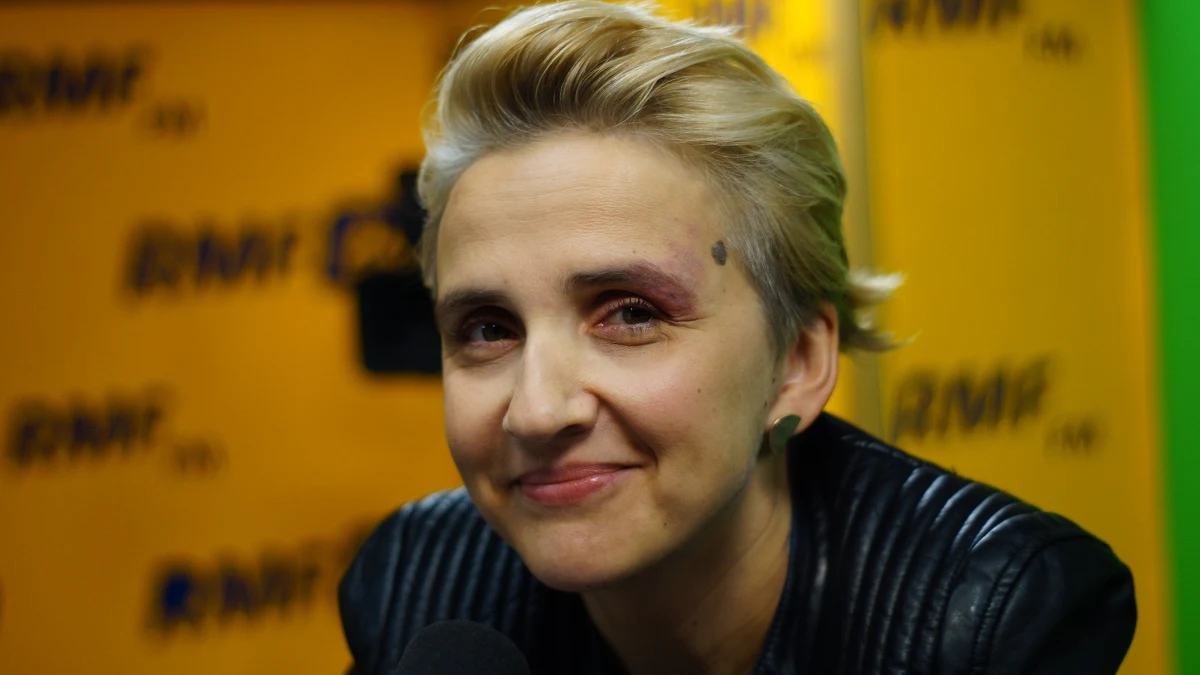 "Jeżeli ktoś chce mi dawać grzywnę za to, że weszłam do kościoła w milczeniu i w milczeniu stanęłam z kartką, na której napisałam, że nie zgadzam się na to, by to Kościół decydował, czy kobieta ma urodzić dziecko czy nie, to proszę - można mi taką grzywnę wstawić" - zadeklarowała Joanna Scheuring-Wielgus w Porannej rozmowie w RMF FM. Posłanka Lewicy w niedzielę protestowała ze swoim mężem w kościele w Toruniu.