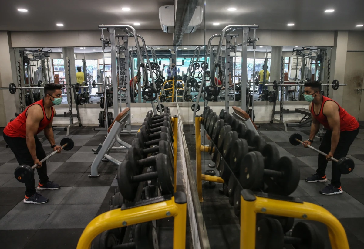 Dodatkowe świadczenie postojowe dla branż gastronomicznej, fitness, targowej, estradowej, filmowej, rozrywkowej i rekreacyjnej, fotograficznej i fizjoterapeutycznej zakłada złożony w nocy projekt nowelizacji ustawy o Covid-19 autorstwa posłów PiS.