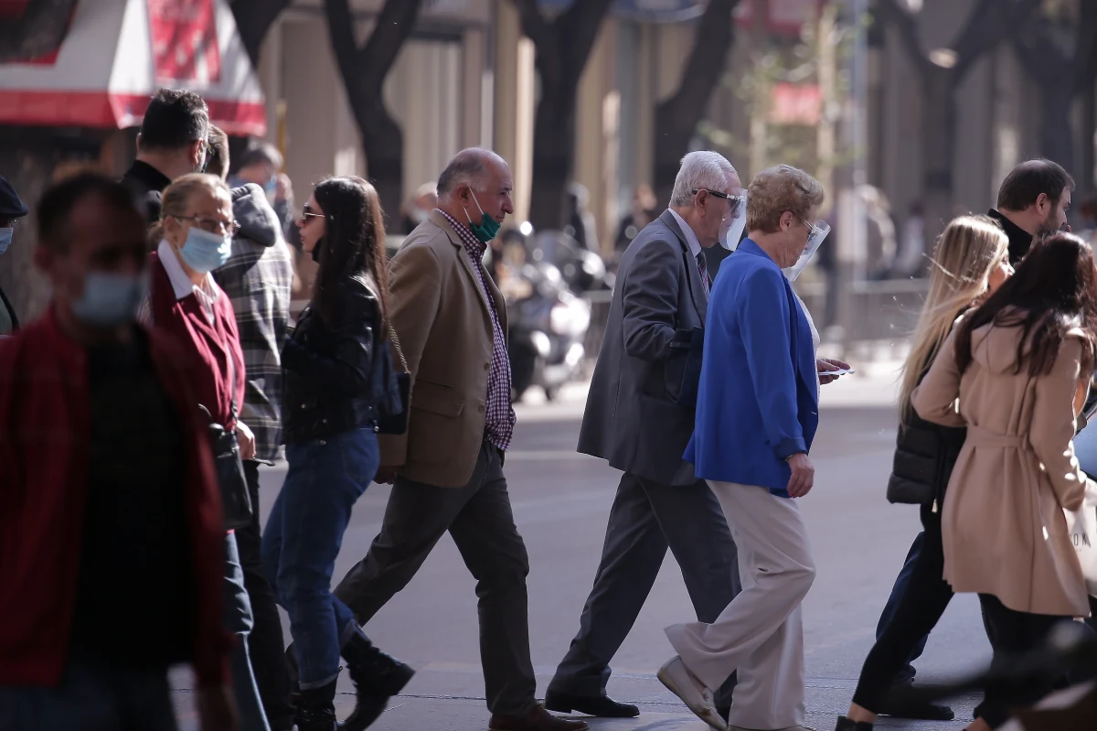 Zanieczyszczenie powietrza pyłami zawieszonymi w istotny sposób zwiększa liczbę śmiertelnych przypadków Covid-19 - piszą na łamach czasopisma "Cardiovascular Research" naukowcy z Moguncji. Ich badania pokazały, że średnio na świecie zły stan powietrza przyczynia się do 15 proc. zgonów osób zakażonych koronawirusem. W Polsce ten udział jest znacznie większy i sięga 28 proc. W tej niechlubnej statystyce wyprzedzają nas tylko Czechy (29 proc.), tuż za nami są m.in. Słowacja (27 proc.) i Niemcy (26 proc.).