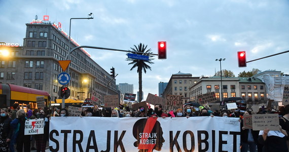 "Wszystkie sytuacje, kiedy jest zagrożone życie kobiety w ciąży, nie są objęte tym wyrokiem" - stwierdził premier Mateusz Morawiecki, komentując ubiegłotygodniowy wyrok Trybunału Konstytucyjnego ws. zakazu aborcji ze względu na uszkodzenie genetyczne płodu. "Zapis o zdrowiu kobiety cały czas jest" - zapewnił szef rządu. Równocześnie przyznał, że "kobiety nie powinny być zmuszane do heroizmu". "Będę zalecał badania prenatalne dla wszystkich kobiet. Jest to bardzo ważne, żeby na jak najwcześniejszym etapie rozpatrywać rozwój dziecka. Każde dziecko i każda kobieta jest i będzie przedmiotem naszej ogromnej troski" - stwierdził Morawiecki.